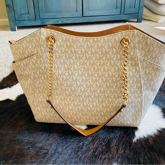 Michael Kors Shoulder Bag with matching Wallet in Vanilla/Acorn. - Picture 3 of 9